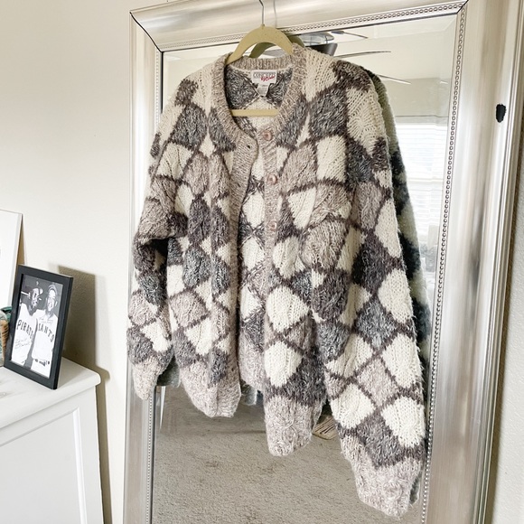 Vintage Luxury Sweater - Picture 2 of 8